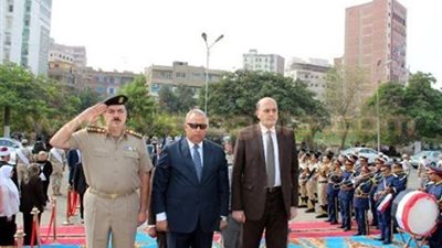 بالصور.. محافظ الشرقية يضع إكليل الزهور على نصب الجندي المجهول