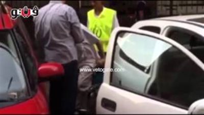 بالفيديو.. أمين شرطة يساعد معاقا للوصول إلى لجنته بالعجوزة