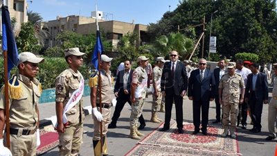 بالصور.. محافظ الشرقية يضع إكليلا من الزهور على قبر الجندي المجهول