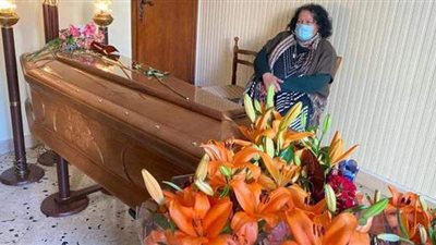 فتحت النعش وخرجت .. مسنة تعود للحياة قبل التخلص من جثمانها بلحظات | صور