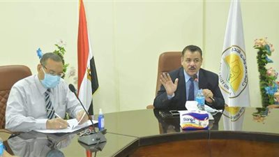 رئيس جامعة الوادي الجديد يناقش استعدادات امتحانات الترم الثاني