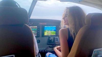 على طريقة محمد رمضان.. قصة صورة هنا الزاهد داخل كابينة قائد طائرة