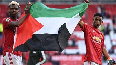 نجما مانشستر يونايتد يحملان علم فلسطين بعد مباراة فولهام| فيديو وصور