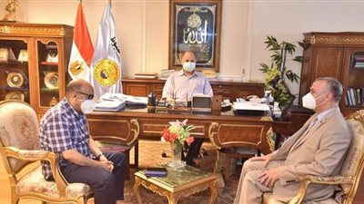 محافظ أسيوط يكلف مدير منطقة وسط الصعيد للتأمين الصحي بضرورة توفير الأدوية