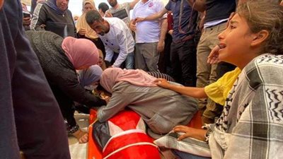 مشهد يبكي الحجر.. فلسطينية تودع نجلها شهيد عدوان إسرائيل | فيديو