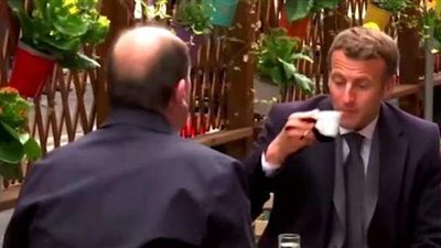 الرئيس الفرنسي يتناول قهوته بأحد مقاهي باريس| فيديو