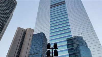 هرب الموظفون والعملاء.. اهتزاز ناطحة سحاب بارتفاع 300 متر في الصين | فيديو