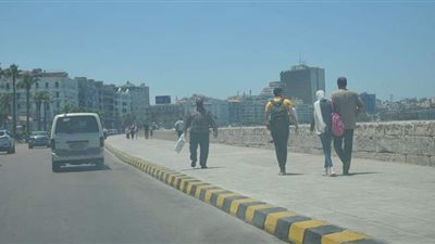 رغم كورونا.. زحام بكورنيش الإسكندرية والأسواق ووسائل المواصلات | صور