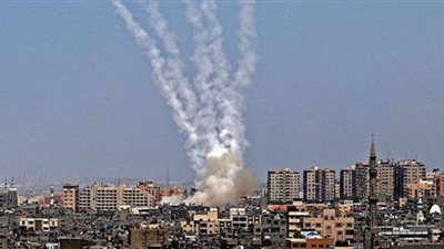 لحظة إصابة صاروخ فلسطيني لمبنى في أسدود جنوب تل أبيب| فيديو