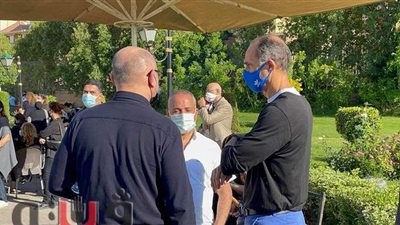 وصول جمال مبارك وأحمد موسى لمسجد الشرطة لحضور جنازة ابنة فريد الديب| فيديو وصور