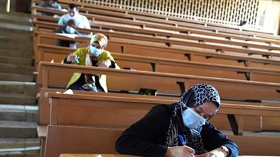 رئيس جامعة سوهاج يتفقد امتحانات الدراسات العليا بكلية الطب