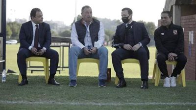 طاقم السفارة المصرية بجنوب أفريقيا يؤازر الأهلى في مرانه استعدادا لصن داونز