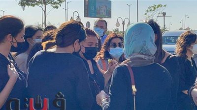 انهيار ابنة فريد الديب في جنازة شقيقتها | فيديو