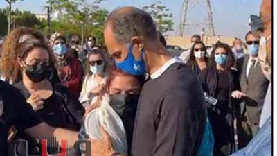 بعد انهيارها.. جمال مبارك يحتضن ابنة فريد الديب خلال جنازة شقيقتها | فيديو
