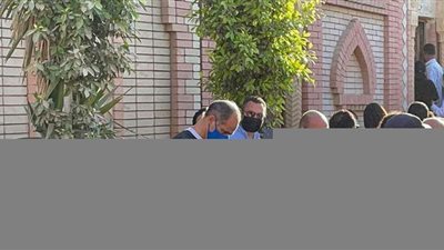 علامات الحزن تظهر على جمال مبارك خلال دفن ابنة فريد الديب | فيديو