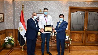 وزير الشباب والرياضة يُكرم لاعبي منتخب الملاكمة.. ويشهد توقيع عقد رعاية اللاعب يسري رزق