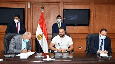 وزير الرياضة يشهد توقيع عقود رعاية لاعبي منتخب المصارعة