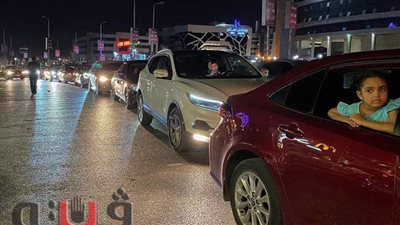 بسبب وجبات السيارة.. مطعم شهير يتسبب في ازدحام مروري بالتجمع | صور