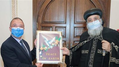 البابا تواضرس يلتقي محافظ الإسكندرية ومسئولي المستشفيات الكنسية | صور