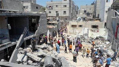 العناية الإلهية تنقذ عائلة فلسطينية من 30 شخصا بعد قصف منزلها بصاروخ لم ينفجر | صور