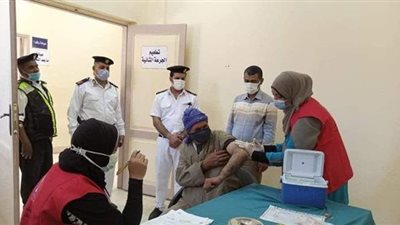 إقبال على مركز تطعيم لقاح كورونا في مطاي بالمنيا