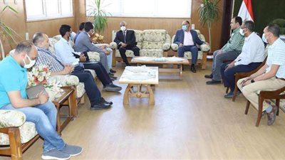 رئيس جامعة جنوب الوادي يستقبل لجنة متابعة تجهيزات الاختبارات الإلكترونية | صور