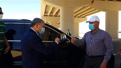 وزير النقل ومحافظ المنيا يتابعان جاهزية الطريق الصحراوي الغربي | صور