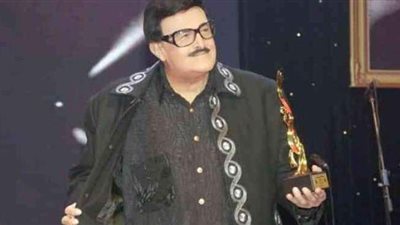 ضحك الناس 12 دقيقة في الضلمة.. موقف طريف لـ سمير غانم على المسرح| فيديو