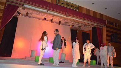 محافظ المنيا يشهد العرض المسرحي 