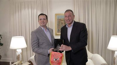 السفير المصري بجنوب أفريقيا يهدي الخطيب «خريطة أفريقيا»