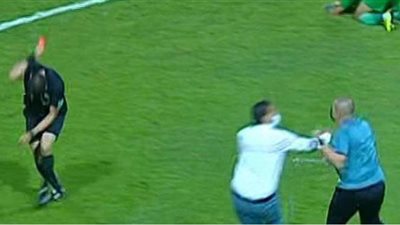 واقعة غريبة.. لحظة هجوم عامل بالاتحاد على إبراهيم نور الدين ورشه بالمياه | فيديو