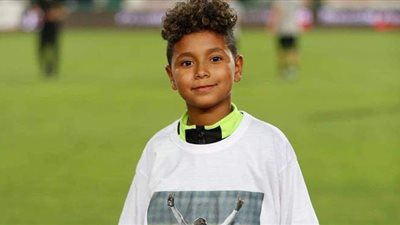 طفل يوجه رسالة إلى شيكابالا بعد غيابه عن مباراة الزمالك وطلائع | صور