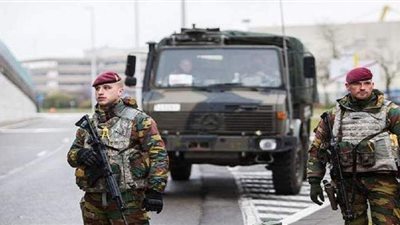 جندي هارب ويمتلك أسلحة تهدد دولًا.. بلجيكا تلاحق 