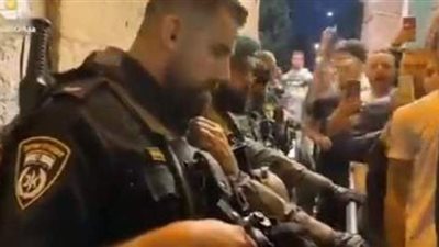 نشوة النصر وذل الهزيمة.. شاهد ماذا فعل جنود إسرائيل لحظة دخول مقدسيين للمسجد الأقصى