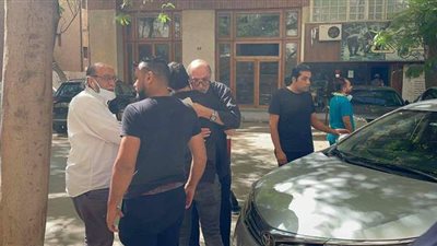 وصول السبكي وأسرة سمير غانم لمستشفى الصفا استعدادا لتشييع جثمانه | فيديو وصور