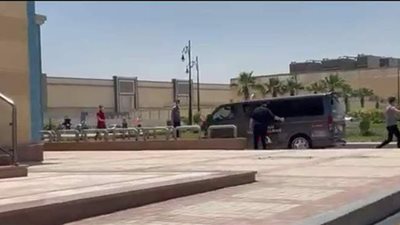 وصول جثمان سمير غانم إلى مسجد المشير طنطاوي استعدادًا لصلاة الجنازة | فيديو