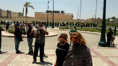 وصول يسرا وإيناس الدغيدي إلى مسجد المشير طنطاوي للمشاركة بجنازة سمير غانم | فيديو