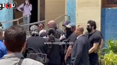 انهيار شقيق سمير غانم فور وصول الجثمان إلى مسجد المشير طنطاوي | فيديو وصور