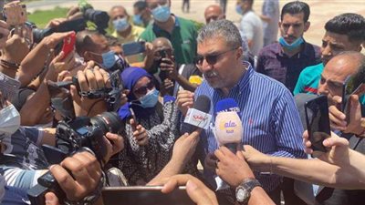 أشرف زكي وروجينا وعمرو الليثي يشاركون في جنازة سمير غانم | فيديو وصور