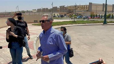 محمود حميدة وهشام ماجد وبطرس دانيال يشاركون في جنازة سمير غانم | فيديو وصور