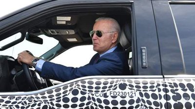 الرئيس الأمريكي يروج للشاحنة الكهربائية F-150 | فيديو