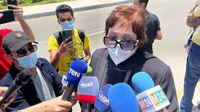 وزيرة الثقافة ولبلبة ووفاء عامر وإلهام شاهين يشاركن في جنازة سمير غانم