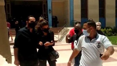 الظهور الأول لريهام حجاج بعد أزمة مسلسلها «كل ما نفترق» في جنازة سمير غانم | فيديو