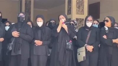 لحظة انهيار إيمي سمير غانم خلال صلاة الجنازة على والدها | فيديو