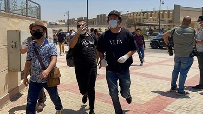 حماقي وهشام ماجد وكريم محمود عبد العزيز وعلي ربيع في جنازة سمير غانم | فيديو