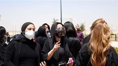 الانهيار سيد الموقف.. إيمي ودنيا سمير غانم تستقبلان العزاء في وفاة والدهما | فيديو وصور
