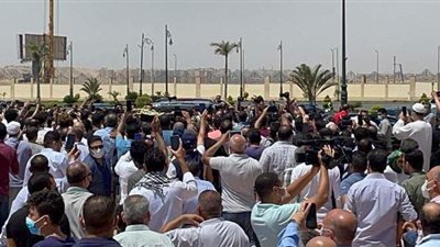 لحظة دفن جثمان الفنان الراحل سمير غانم بمقابر الوفاء والأمل | فيديو