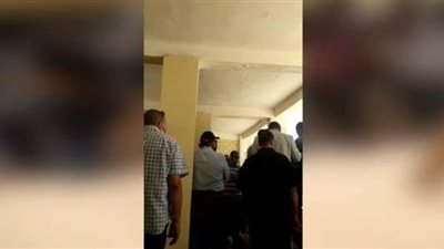 شقيق الفنان الراحل سمير غانم ينزل المقبرة مع الجثمان | فيديو