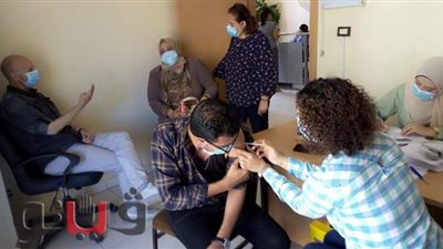 وكيل صحة الشرقية يتابع تطعيم المترددين على كنيسة العاشر من رمضان بلقاح كورونا