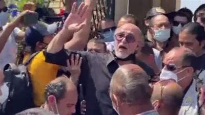 شقيق سمير غانم يودع أخاه بالدموع: «يا رب أبدله دارًا خيرًا من داره» | فيديو